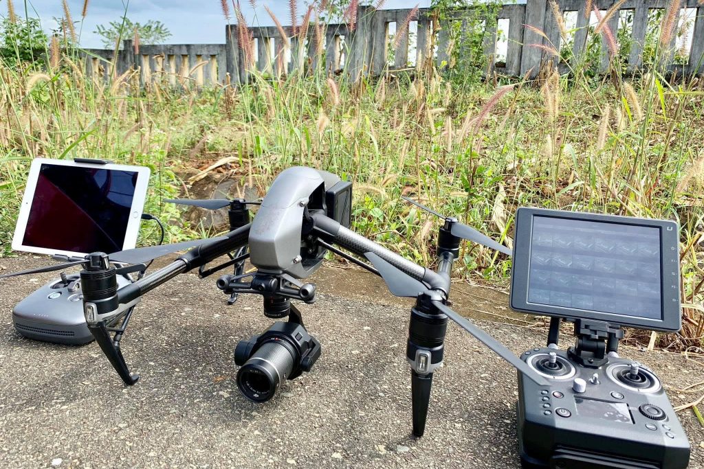 Hình ảnh Flycam chuyên nghiệp với hai tay điều khiển